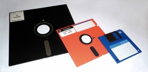 Primerjava velikosti 8, 5 ¼ in 3 ½-palčnih disket.