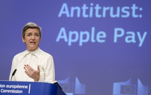 Evropska komisija Apple obtožuje zlorabe položaja pri brezstičnem plačevanju