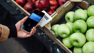 Na telefonu iPhone bo NFC končno na voljo tudi drugim aplikacijam